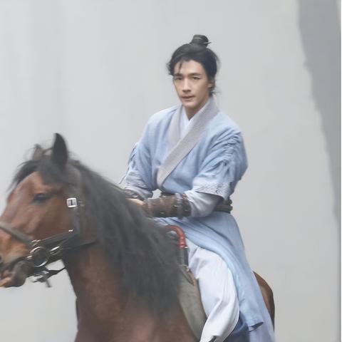 (霸气英雄怎么玩)探讨霸气英雄为何在游戏中被选择较少的原因及其影响因素