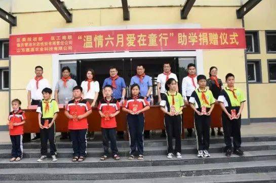 (布莱克把卡修斯抱在怀里)布莱克喂受伤的卡修斯，用爱和关怀温暖他的心灵