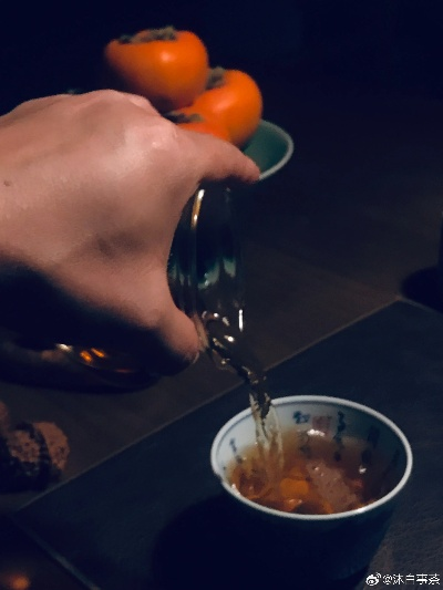 (逃离人间by嗜酒喝茶)逃离人间嗜酒吃茶，探寻内心深处的平静和自由