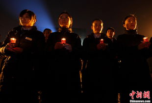 在烛光摇曳中，男瞳深邃如夜，诉说着无尽的秘密与情感