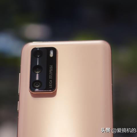 (勇敢的骑士单手)一个勇敢的骑士手握利剑，踏上征程的奇幻游戏之旅